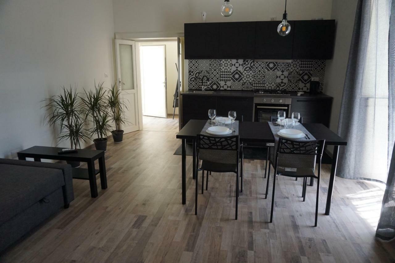 Bottai Apartment Syracuse ภายนอก รูปภาพ